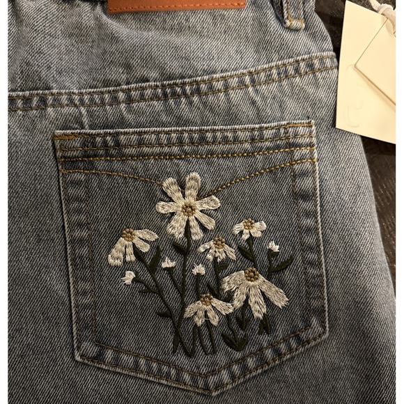 The Unbranded Brand Pants - Womens 26" Denim Jean Shorts Embroidered Floral Daisy Pocket Boho Festival NEW